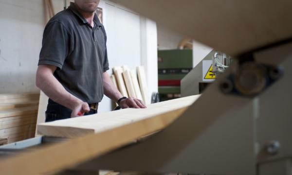 Uomo lavori in legno profilo professionale Alto Adige