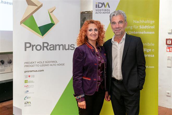 Vera Leonardelli Abteilungsdirektorin Business Development IDM und Landesrat Arnold Schuler