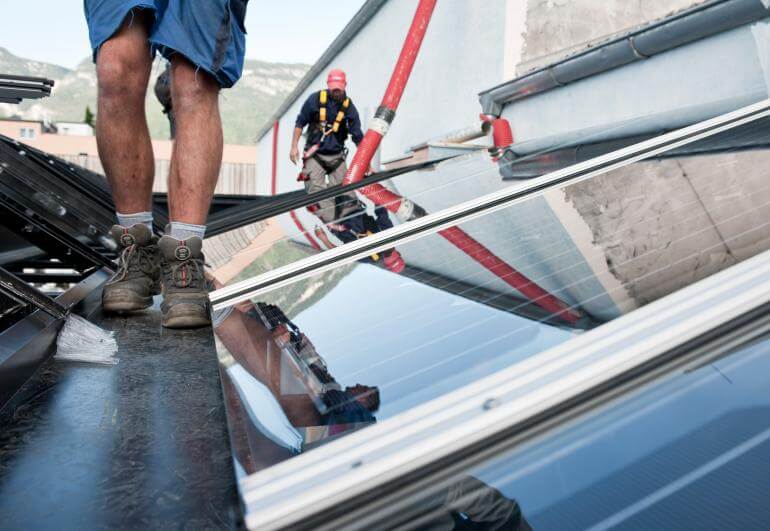 Dachdecker Dach Baustelle Holz roofer Wood South Tyrol